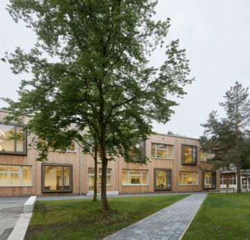 Ein modernes Schulgebäude mit Holzfassade - Schule an der Wakenitz.