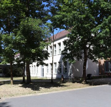 Der Schulhof der Schule an der Wakenitz mit einer Grünfläche.