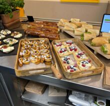 Verschiedene belegte Brote, frisches Gebäck und Baguettes auf einem Tresen im Cateringbereich